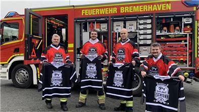 Auch auf dem Eis zählt bei der Bremerhavener Feuerwehr der absolute Teamgeist Freuen sich über ihre neuen Trikots: Thomas Hinrichs, Bastian Hoffmann, Hauke Apel und Frans Schaper von den Fischtown Firefighters.