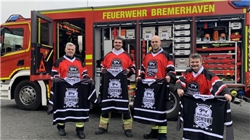 Freuen sich über ihre neuen Trikots: Thomas Hinrichs, Bastian Hoffmann, Hauke Apel und Frans Schaper von den Fischtown Firefighters.
