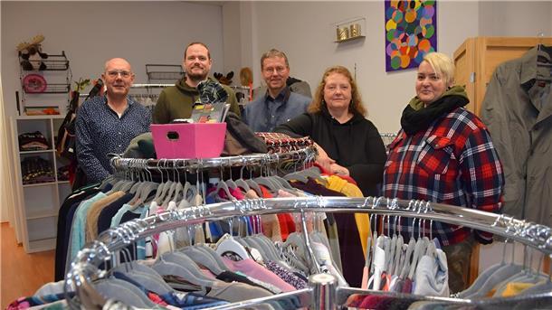 Nordenham: Diakonie verbessert ihre Angebote für Menschen in Notlagen Drei Männer und zwei Frauen, davor Kleiderständer