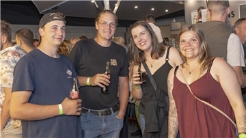 Zwei junge Männer und zwei junge Frauen beim Wischer Wiesenfest in Butjadingen.