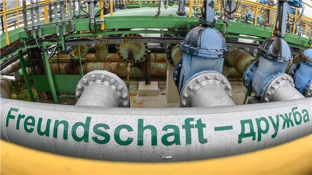 Polen: Russland stoppt Öllieferungen durch Druschba-Pipeline „Freundschaft - Druschba“ steht auf der Erdölleitung aus Russland. (Archivbild)