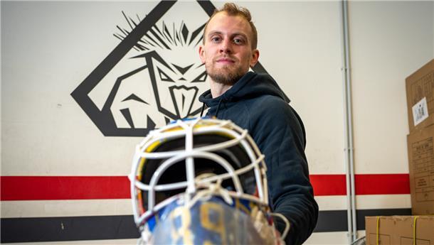 Niklas Svedberg zeigt seine Torwartmaske
