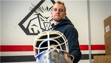 Niklas Svedberg zeigt seine Torwartmaske