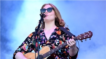 Freya Ridings fühlt sich nicht wohl und muss deshalb ihren Auftritt bei Krönungskonzert absagen.