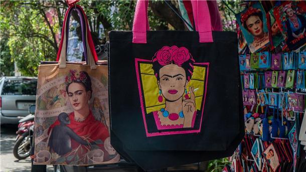 Frida Kahlos ist eine populäre Malerin. Ihr Bildnis ziert Souvenirs aller Art.