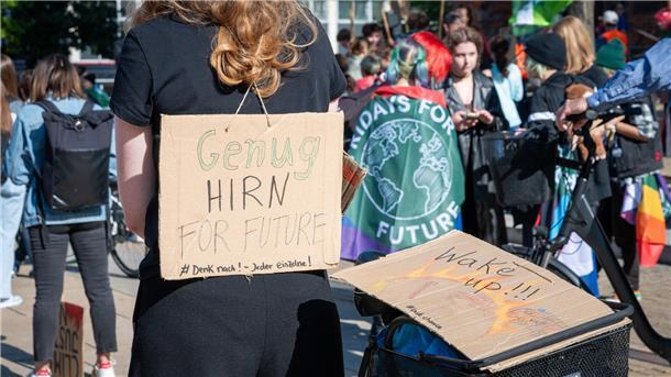 Fridays For Future sind in Bremerhaven mit vielen Transparenten unterwegs. 