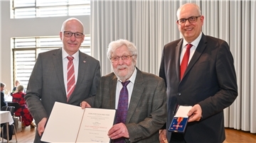 Torsten von Haaren (von links), Friedel Ditsche und Andreas Bovenschulte bei der Verleihung des Bundesverdienstkreuzes im Deutschen Auswandererhaus.