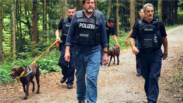 Tod in Seilbahngondel - „Tatort“-Ermittler suchen Flüchtige Friedemann Berg (Hans-Jochen Wagner) macht sich mit der Hundestaffel auf die Suche.