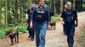 Friedemann Berg (Hans-Jochen Wagner) macht sich mit der Hundestaffel auf die Suche. 