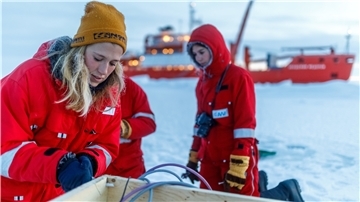 Friederike Krüger (links), Lehrerin für Erdkunde und Deutsch an der IGS Bothfeld in Hannover, hat die „Mosaic“-Expedition begleitet.