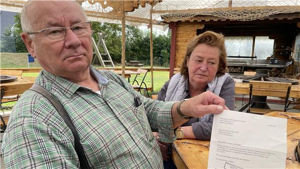Friedrich Finnendahl präsentiert das Kündigungsschreiben. Zum 1. März 2023 müssen er und seine Frau Birgit raus sein. Die Finnendahls schwanken zwischen Wut und Traurigkeit.