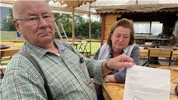 Friedrich Finnendahl präsentiert das Kündigungsschreiben. Zum 1. März 2023 müssen er und seine Frau Birgit raus sein. Die Finnendahls schwanken zwischen Wut und Traurigkeit.