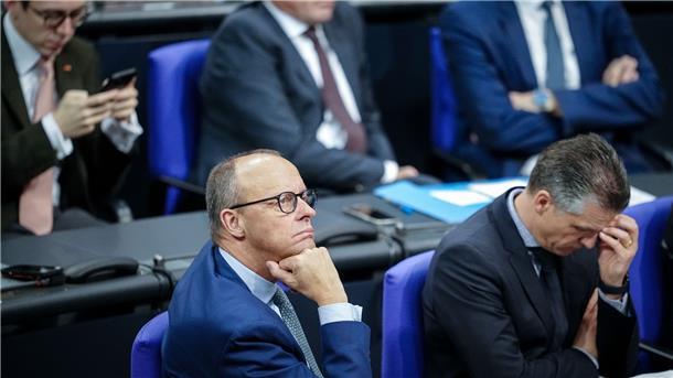 Bundestag verabschiedet Chancen-Aufenthaltsrecht Friedrich Merz nimmt an der Debatte teil, gibt aber keine Stimmkarte ab.