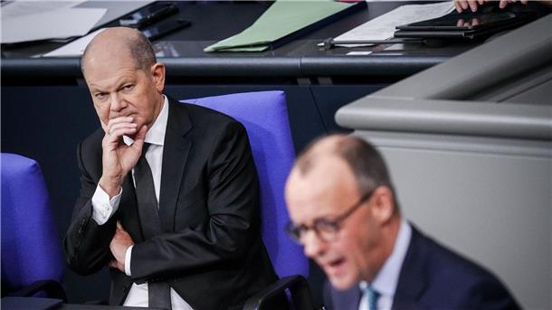 Bundestag als politischer Boxring: Scholz geht auf Merz los Friedrich Merz und Olaf Scholz bei der Generaldebatte im Bundestag.