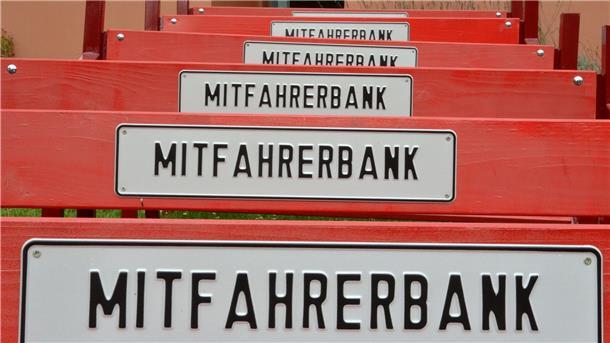 Frisch angefertigte Mitfahrerbänke stehen zur Abholung bereit. Projekte, die in Gemeinschaft entstehen und der Gemeinschaft dienen, leisten einen wichtigen Beitrag zum Erhalt des dörflichen Lebens. Davon ist Hermann Allroggen überzeugt.