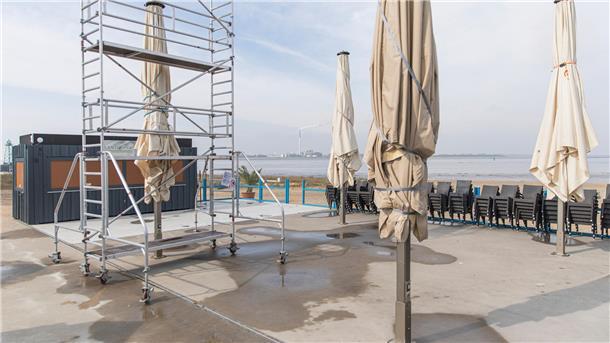 Weserstrandbad Bremerhaven: Was Besucher wissen müssen Frisch aufgestellt: Neue Schirme warten am Stadtstrand auf sonnige Tage.