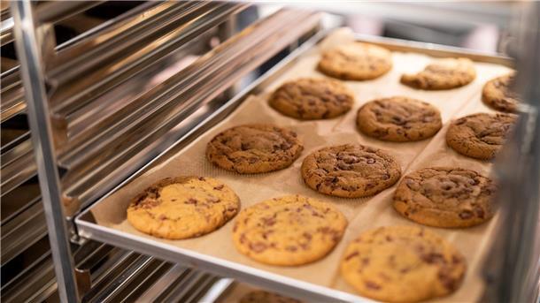 Staubtrockene Kekse waren gestern: Belegte Cookies im Trend Frisch aus dem Ofen kommen die Cookies - und werden dann noch belegt.