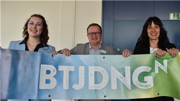 Frisch präsentiert hat die Butjadinger Tourismus-Servicegesellschaft beim Tourismustag in Tossens den neuen Butjadingen-Logo-Slogan: "BTJDNGN". Hier zeigen ein Banner (von links): Lyndzey Mowatt, Geschäftsführer Claudio Patrik Schrock-Optiz und Henrike Backhaus-Windels.