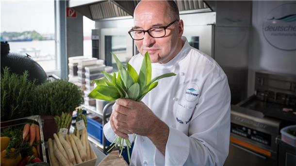 Frischer Bärlauch verfeinerte das Aroma des Lachs-Spargel-Salates, den Martin Volkelt von der Deutschen See kreiert hat.