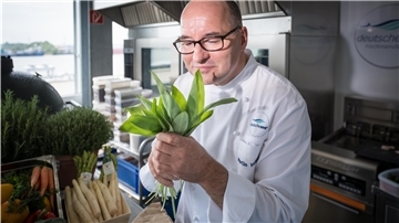 Frischer Bärlauch verfeinerte das Aroma des Lachs-Spargel-Salates, den Martin Volkelt von der Deutschen See kreiert hat.