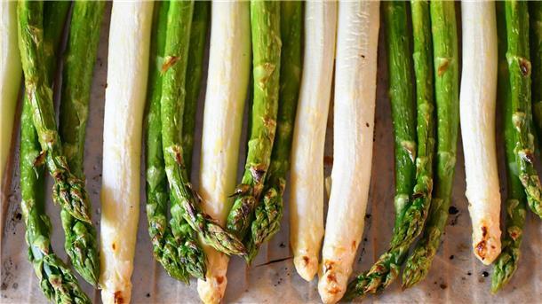 Klassisch mit Hollandaise oder doch mit Erdbeeren? So vielseitig ist Spargel Grüner und weißer Spargel liegt nebeneinander.