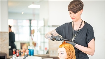 Friseurin Manuela Pickruhn vom Haarstudio Sabine Schwarz in Geestemünde gibt zur Corona-Zeit verschiedene Frisuren-Tipps.