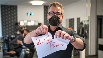 Bremerhavener Friseure fordern Lockerungen Friseurmeister Andre Albers ist gegen die 2G-plus-Regel im Friseurhandwerk.