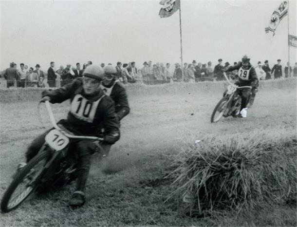 Motorräder: Geliebt im Alltag und als Rennmaschinen Fritz Frerichs fotografierte diese rasanten Männer beim Motorradrennen.
