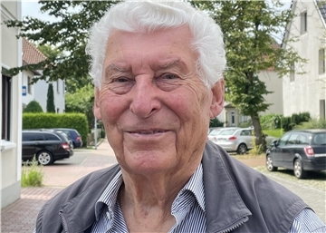 Älterer Mann mit Weste und grauen Haaren: Fritz Jacob aus Nordenham.