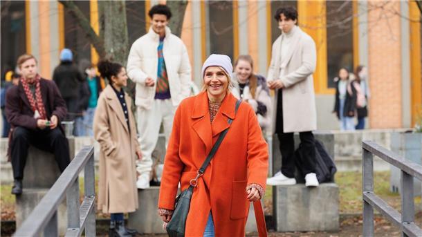 Lauter Überraschungen: Das Finale der ZDF-Serie „Fritzie“ Fritzie Kühne (Tanja Wedhorn, M.) lässt die provozierenden Sprüche der Kids an sich abprallen.