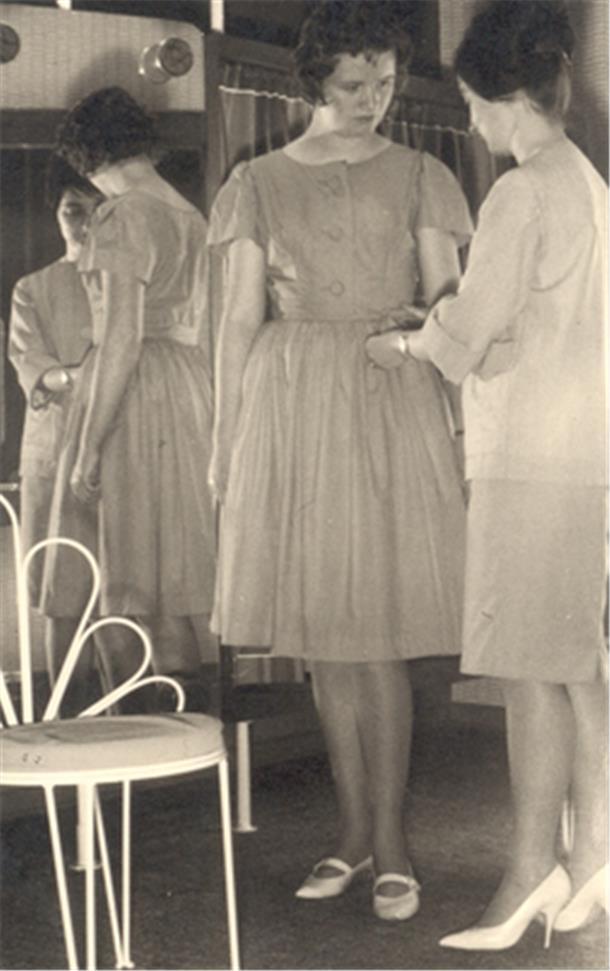 Fritz Frerichs: Der Lokaljournalist als Modefotograf Friz Frerichs wusste, wie er Menschen gut darstellen konnte. Das beweist auch diese Aufnahme von zwei elegant gekleideten Frauen vor dem Spiegel.