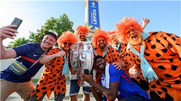 Fröhlich feiernde Fans aus ganz Europa prägten das Bild der EM.