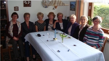 Fröhliches Beisammensein bei Margret Luebsen (Modersohn). Marlies, Margot, Heidi, Ingrid, Helke, Heide, Monika und Margret. Die Mitschülerinnen wechseln sich immer ab, wer das Miniklassentreffen ausrichtet. (Dieses Bild wurde aufgenommen, nachdem wir den leckeren Kuchen verspeist hatten).