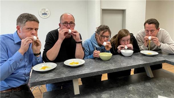 Die Redakteure der Kreiszeitung Wesermarsch blasen Eier aus. Timo Kühnemuth, Detlef Glückselig, Sabrina Krabbenhoeft, Anna Böker und Stefan Hippler (von links) pusten mit dicken Backen das Innenleben aus ihren Eiern.