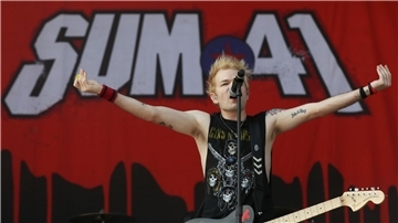 Frontmann Deryck Whibley mit Sum 41 beim Festival „Rock im Park“ (2017).