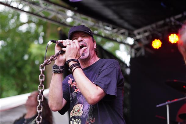Frontmann Torger von Godsnake gibt Stoff.