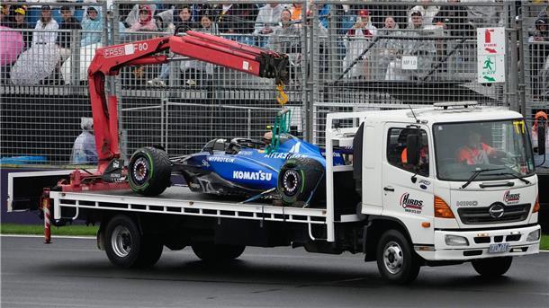 Norris-Ansage nach Formel-1-Chaos: Stress macht es schöner Früh gestrandet: Der Williams von Carlos Sainz musste per Abschleppwagen zur Garage zurückgefahren werden.