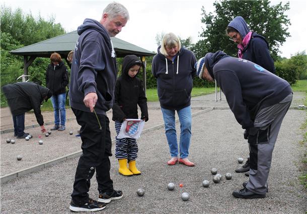 Ferienpass-Kinder lernen in Burhave das Boule-Spiel kennen Menschen beim Boule-Spiel in Burhave