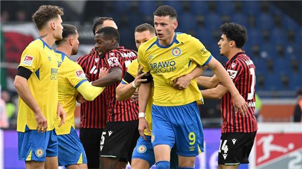 Rot nach Würgegeste: Hannover gewinnt hitziges Derby Frühe Rote Karte: Braunschweigs Erencan Yardimci (2.v.r.) muss gegen Hannover schon nach 20 Minuten vom Platz.