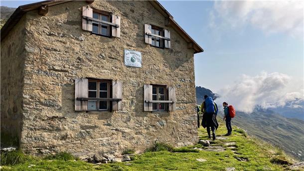 Klimakrise am Berg: Würmer fürs Hütten-Klo und Einfachheit Früher ging der Gletscher direkt an der alten Prager Hütte vorbei, heute weiden in der Region Schafe.