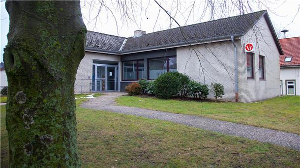 Früher residierte hier die Volksbank mit einer Filiale. Dank einer privaten Initiative betreibt hier mittlerweile ein Tierarzt in den Räumen seine Groß- und Kleintierpraxis.