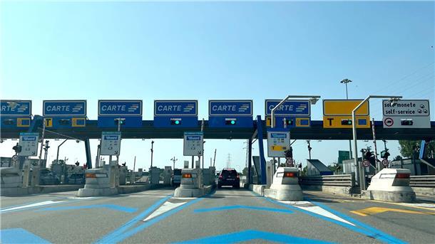 Von wegen Hitler - Die Autobahn wird 100 Früher standen an der Mautstelle noch Kassierer in Uniform. Heute läuft das automatisch.