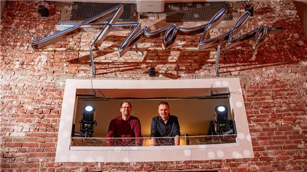 Früher war das der Raum für den Filmvorführer: Das ehemalige Apollo-Kino wird jetzt von Lars Wübben (links) und Veranstaltungsmanager Jonas Klitzka erfolgreich für Konzerte, Club-Partys oder Betriebsfeiern vermarktet.