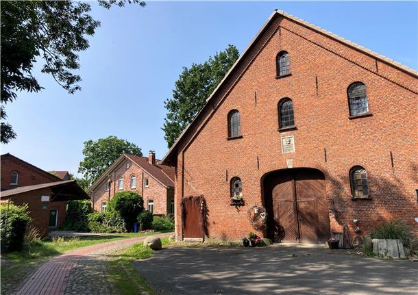 Früher war Schiffdorf ein Bauerndorf. An manchen Stellen im alten Ortskern wie hier am Weg „An der alten Martinskirche“ kann man das heute noch gut erkennen.