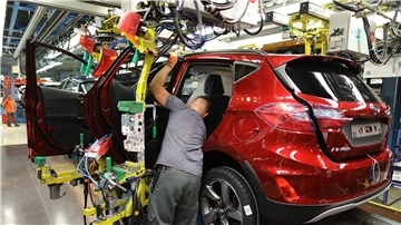 Früher waren kleine Fahrzeuge das Brot- und Buttergeschäft vieler Autobauer. Ein Mitarbeiter baut im Ford-Werk in Köln eine Tür ein.