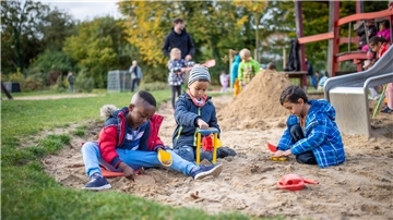 Kita-Kinder spielen im Sand