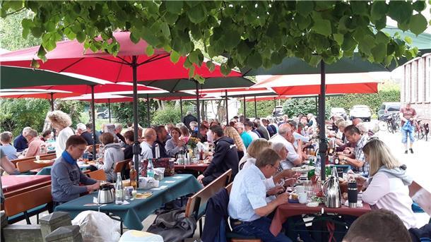 Frühstück in geselliger Runde unter freiem Himmel. Dies ist am Sonntag wieder in Wilstedt beim Bürgerfrühstück möglich.