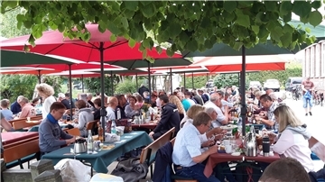Frühstück in geselliger Runde unter freiem Himmel. Dies ist am Sonntag wieder in Wilstedt beim Bürgerfrühstück möglich.