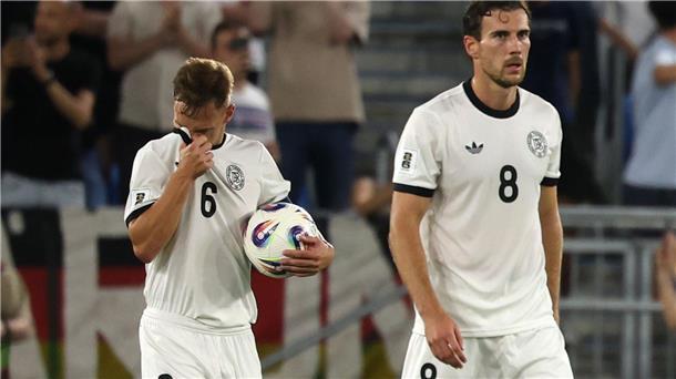 Die deutsche Fußball-Nationalmannschaft in der Einzelkritik Frust bei Joshua Kimmich (l) und Leon Goretzka nach dem 0:1.
