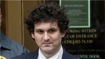 FTX-Gründer Sam Bankman-Fried verlässt ein Bundesgericht in Manhattan, New York.